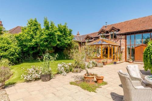 Erkély/terasz, Spacious 5 bed Barn in the Heart of Worcestershire in Dunhampton (Worchester)