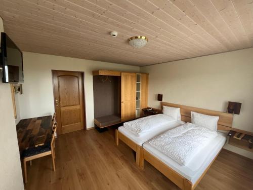 2 twin beds