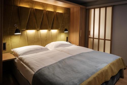 1 queen bed, 2 twin beds