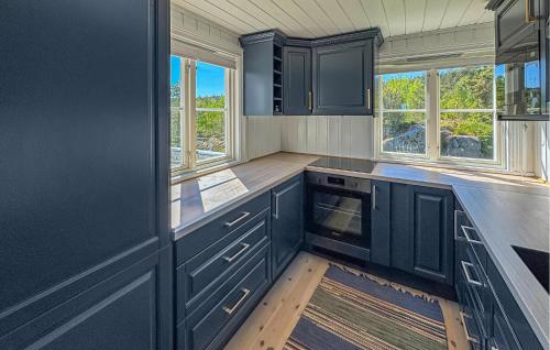virtuve, 4 Bedroom Cozy Home In Gjeving in Gjeving