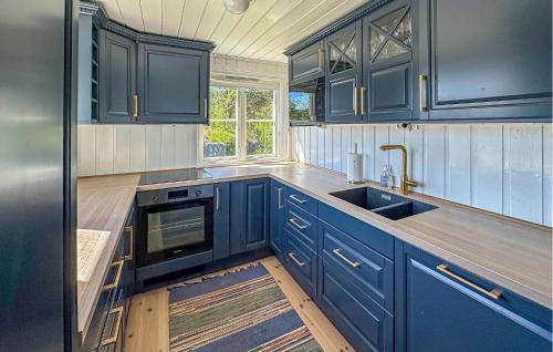 virtuve, 4 Bedroom Cozy Home In Gjeving in Gjeving
