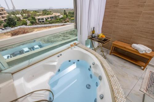 נאות גולף קיסריה - דירות מהממות עם ג'קוזי ובריכה במתחם in Caesarea