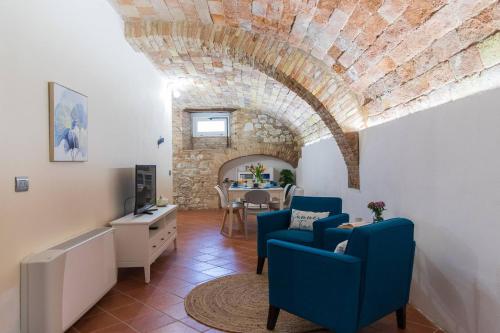 Jagatud salong / TV-ala, Apartment in historic villa with pool and Tennis in Serrungarina