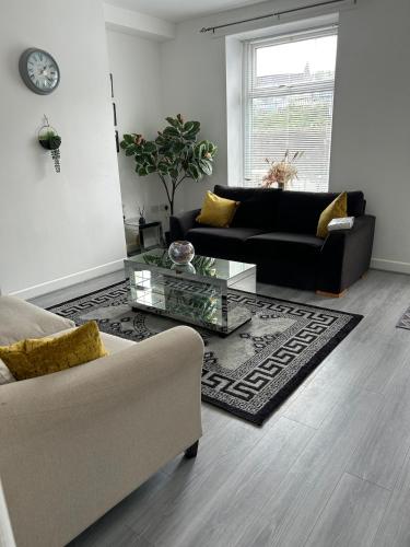 Chapel house-M65- Hospital- parking-shops-food-5 beds- sleeps 7