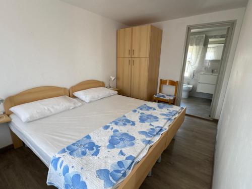 One-Bedroom Apartment image 8