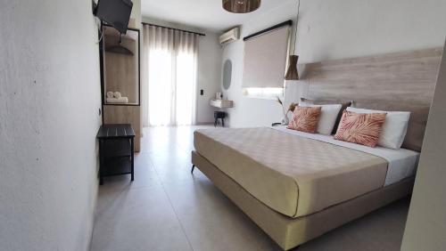 1 queen bed, 1 sofa bed