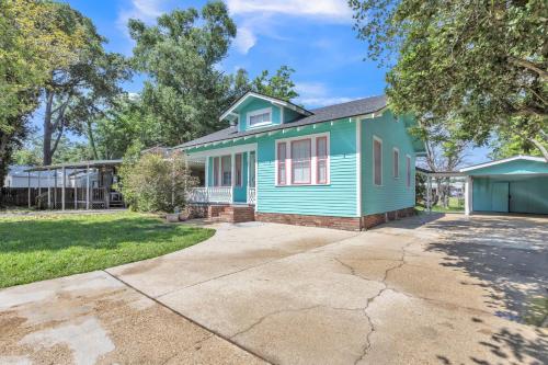 Retro Revival with Modern Comfort - A Mid-Century Gem in Gonzales LA - image 9