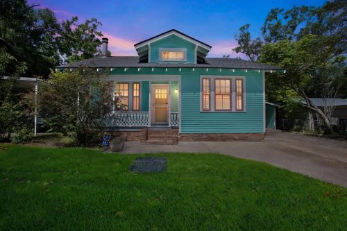 Retro Revival with Modern Comfort - A Mid-Century Gem in Gonzales LA - image 2