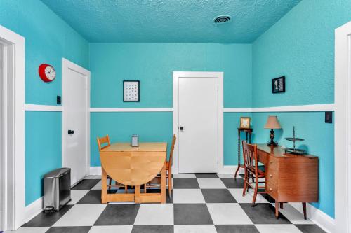 Retro Revival with Modern Comfort - A Mid-Century Gem in Gonzales LA - image 4