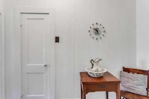 Retro Revival with Modern Comfort - A Mid-Century Gem in Gonzales LA - image 5