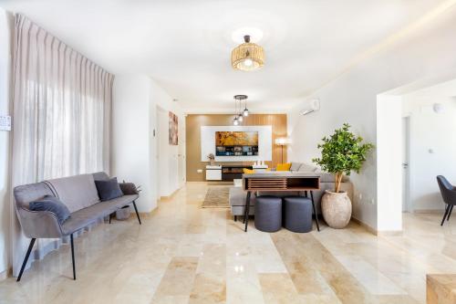 First Row Beach Villa in 에스테포나