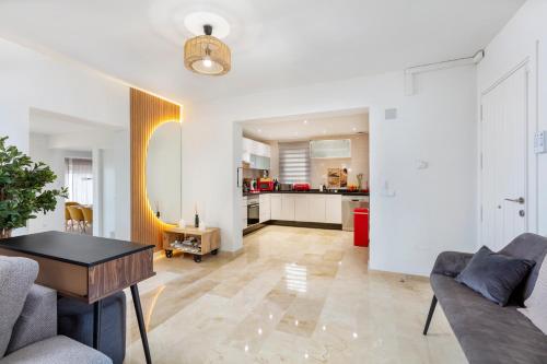 First Row Beach Villa in 에스테포나