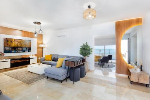 First Row Beach Villa in 에스테포나