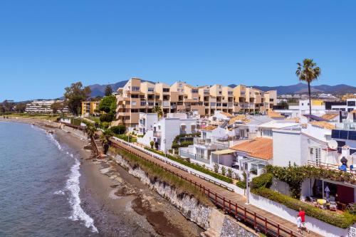 First Row Beach Villa in 에스테포나