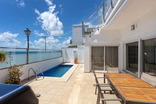 First Row Beach Villa in 에스테포나