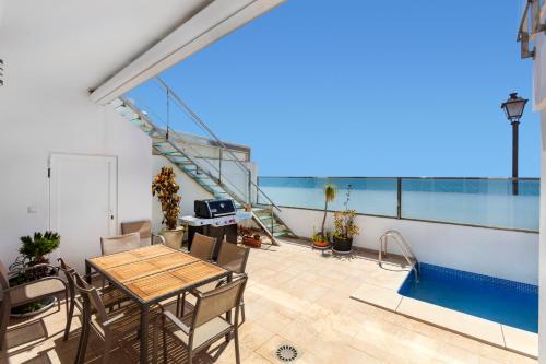 First Row Beach Villa in 에스테포나