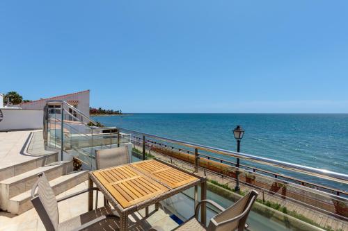 First Row Beach Villa in 에스테포나