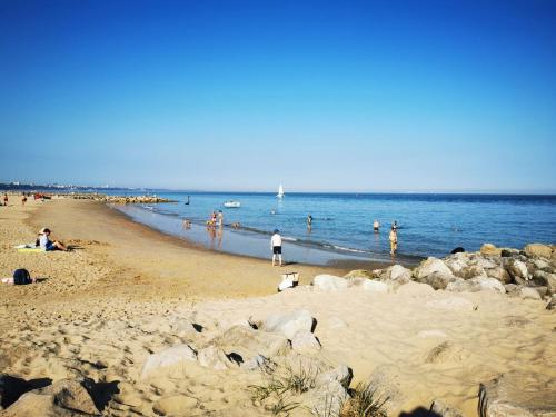 Beach, Gorgeous Apartment near Bournemouth Beach in Boscombe East