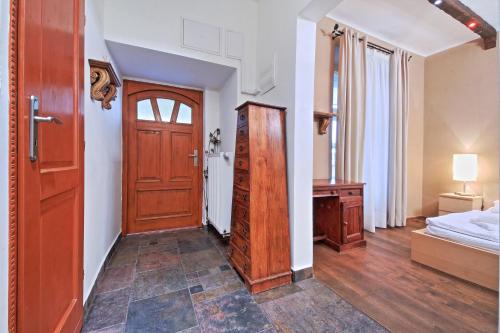Rose Antique Apartment - image 9