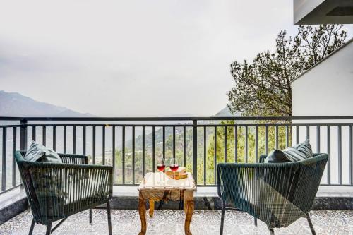 Alaya Stays Serene Woods With Lift & Restaurant in Dharampur