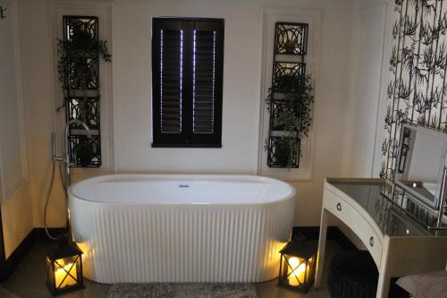 White River Retreats luxury lodges with Private Wood Fired Hot Tubs in Chwilog