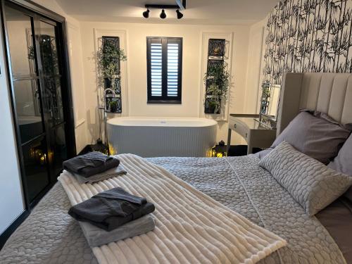 White River Retreats luxury lodges with Private Wood Fired Hot Tubs in Chwilog
