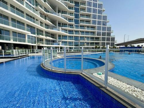Dubai Studio Retreat Pool, Gym, Balcony & Queen Bed for Two, Dubaï