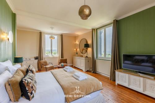 La Tour de lEstuaire Panoramic Sea View & Private Terrace - image 3