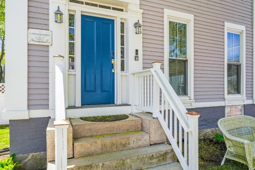 Sunny, Historic 3 BR Townhouse in Downtown Mystic in Stonington, USA