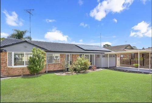 Spacious 6BR Retreat in Kellyville with Pool photo 1