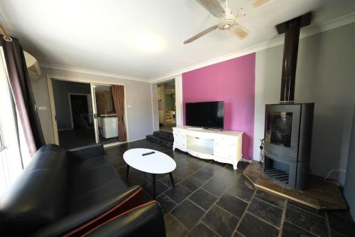 Spacious 6BR Retreat in Kellyville with Pool photo 4