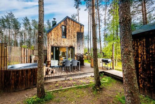 Domek w lesie z jacuzzi, sauną i kominkiem - drewno w cenie pobytu - nad jeziorem Kaszuby (Domek lubiana180 WABI SABI w lesie jacuzzi sauna kominek - drewno w cenie pobytu - nad jeziorem Kasz) in Lubiana