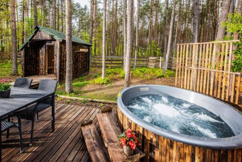 Domek w lesie z jacuzzi, sauną i kominkiem - drewno w cenie pobytu - nad jeziorem Kaszuby (Domek lubiana180 WABI SABI w lesie jacuzzi sauna kominek - drewno w cenie pobytu - nad jeziorem Kasz) in Lubiana