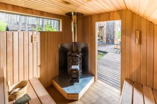 Domek w lesie z jacuzzi, sauną i kominkiem - drewno w cenie pobytu - nad jeziorem Kaszuby (Domek lubiana180 WABI SABI w lesie jacuzzi sauna kominek - drewno w cenie pobytu - nad jeziorem Kasz) in Lubiana