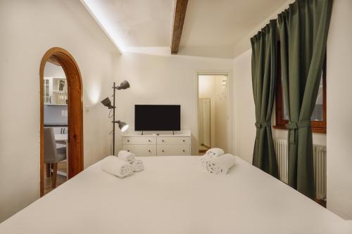 One-Bedroom Apartment image 7
