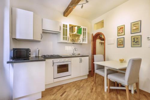 One-Bedroom Apartment image 6