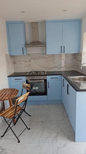 A Big house 5 rooms near Central London