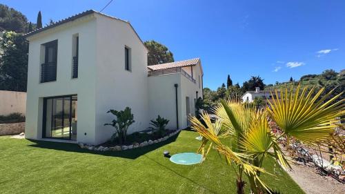 Vista/Panorama, Beautiful Luxury Villa with Pool in Antibes in Trois Moulins