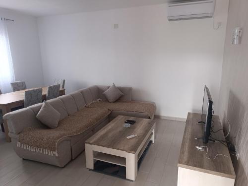 Lake View Apartment in Karuč