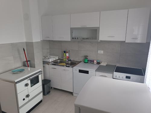 köök, Lake View Apartment in Karuč