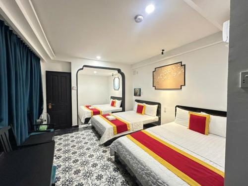 3 queen beds