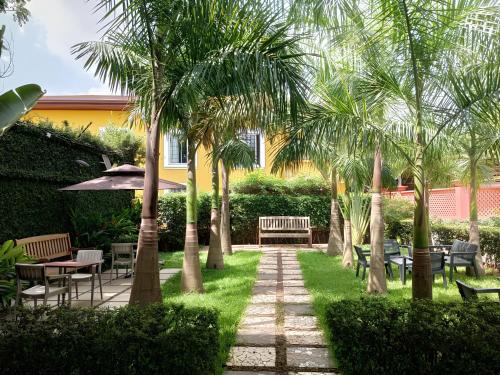 Riad Prince Louis, Jaunde