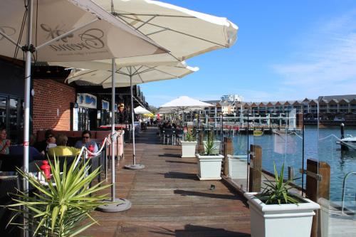 餐廳, 曼德拉海洋碼頭小屋酒店 (Mandurah Ocean Marina Chalets) in 曼哲拉城