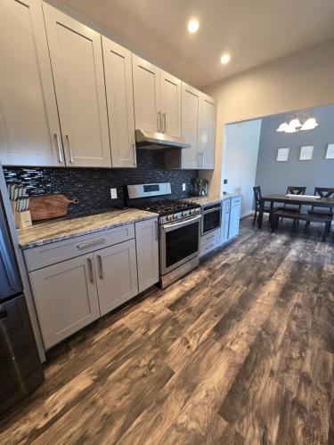 Kitchen, The Cameron House in Belgrade (MT)