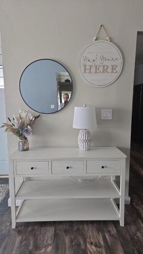 Entrance, The Cameron House in Belgrade (MT)