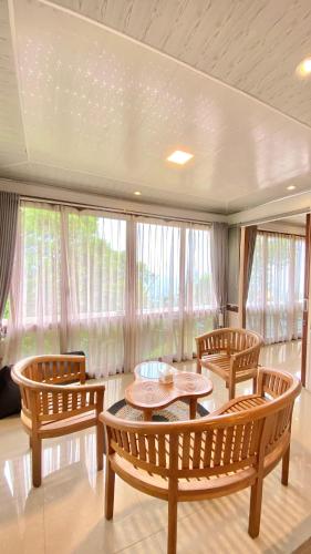 De Pointé Resort & Resto near Mount Puncak (Gunung Mas Tea Hills)