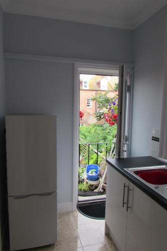 Idyllic Bexhill centre flat above pub in Központ