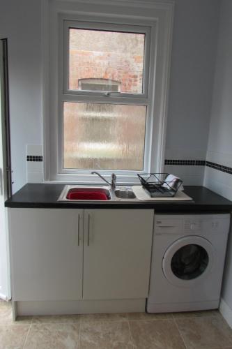 Idyllic Bexhill centre flat above pub in Központ