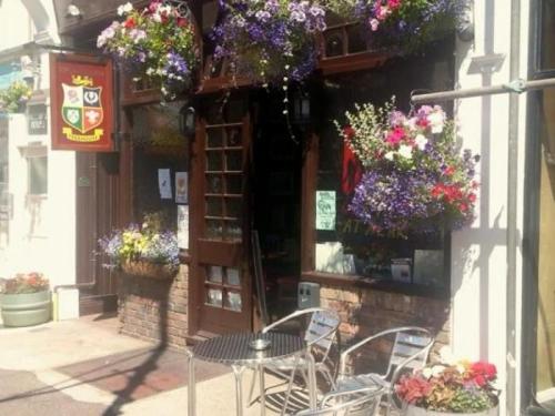Idyllic Bexhill centre flat above pub in Központ