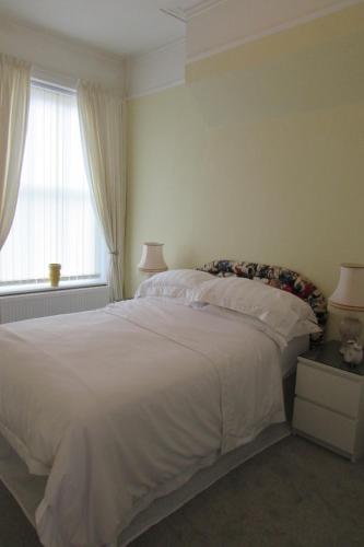 Idyllic Bexhill centre flat above pub in Központ